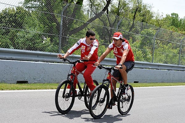 Streckeninspektion einmal nicht zu Fuß, sondern per Fahrrad: Fernando Alonso mit seinem Renningenieur Andrea Stella.