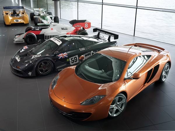 Der McLaren MP4-12C zusammen mit weiteren Modellen aus dem Hause McLaren. Auch im neuen Sportwagen setzen die Briten auf ihre Erfahrungen aus dem Motorsport. (