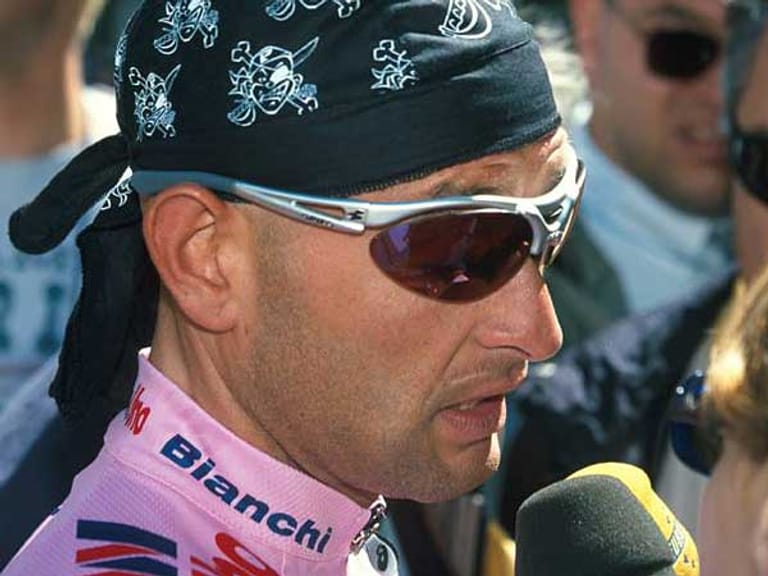 Als "Elefantino" – wegen seiner Segelohren – startete Marco Pantani seine Karriere. Später wurde der Italiener aufgrund seines verwegenen Kopftuchs und der angriffslustigen Fahrweise der "Pirat" genannt.