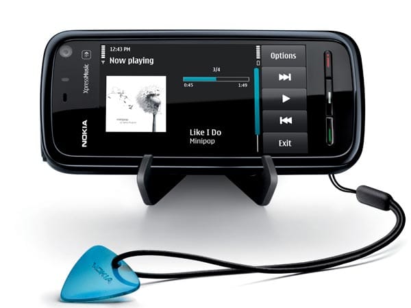 Schade um den guten Klang! Das Nokia 5800 Xpress Music bringt gute Klangqualitäten, eine leichte Bedienung und einen 8 GB großen Speicher mit, nur bei dem mitgelieferten Headset hapert es. Wer sich jedoch bessere Kopfhörer zulegt, der erlebt mit dem Musik-Handy-Vorreiter ein wahres Erlebnis. Preis: 225,00 Euro. (