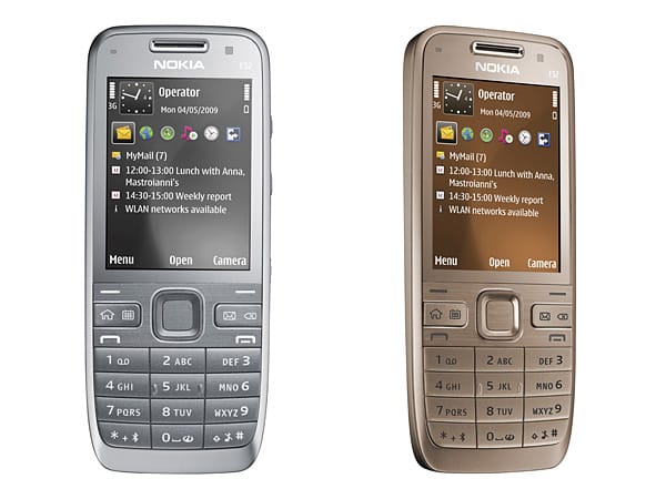 Der Akku des Nokia E52 hält sowohl beim Telefonieren als auch im Standby sehr lange durch: Knapp über fünf Stunden Sprechzeit und drei Wochen Standby sind überragende Werte für ein Smartphone mit dieser Ausstattung. (Akkulaufzeiten im Detail: Telefonieren: 5:03 h, Standby: 21 Tage) Zum Datenblatt