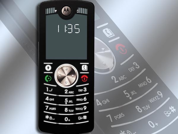 Das Motorola MOTOFONE F3 hat da schon ein paar Extras mehr - etwa einen Vibrationsalarm oder eine Freisprecheinrichtung. Highlight ist aber das energiesparende Display aus elektronischem Papier, das dem Handy eine maximale Gesprächszeit von acht Stunden - und das eine oder andere Darstellungsproblem beschert. (
