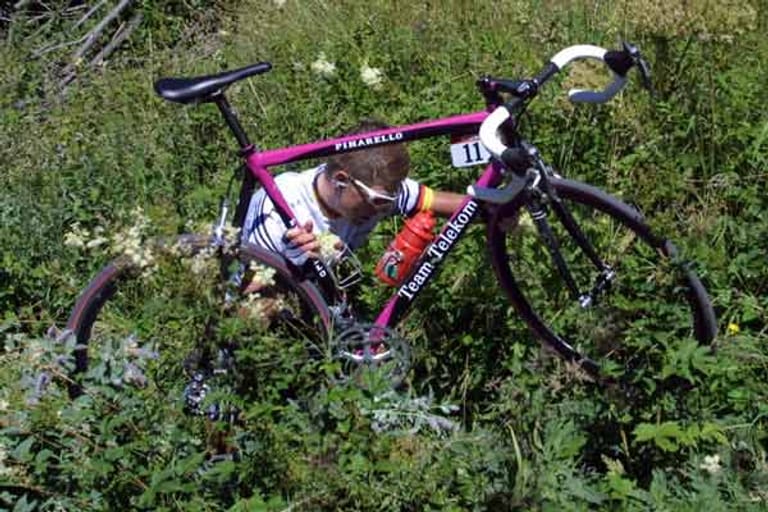 Schrecksekunde für Jan Ullrich bei der Tour 2001: Auf einer Abfahrt in den Pyrenäen stürzt er kopfüber einen Abhang hinunter, hat aber Glück. Ihm passiert nichts.