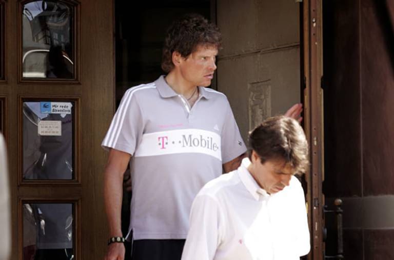 Ende einer Radsportkarriere: Vor der Tour 2006 tauchen erneut Doping-Gerüchte auf, wonach Jan Ullrich in die Affäre um den spanischen Doping-Arzt Fuentes verwickelt sei. Sein Team T-Mobile schließt ihn aus.