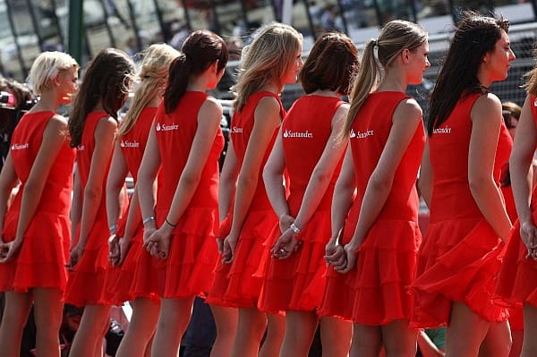 Die Gridgirls wurden diesmal von der spanischen Großbank Santander organisiert, die in Silverstone Hauptsponsor ist und auch Ferrari unterstützt.
