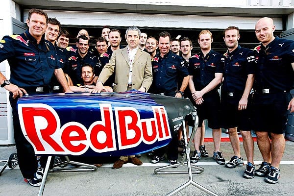 So ernst kennt man ihn sonst gar nicht: Comedian Rowan Atkinson, besser bekannt als "Mr. Bean", drückte dem Red-Bull-Team die Daumen.