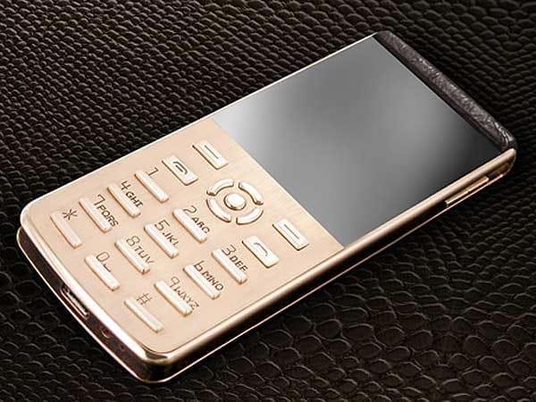 Das neue Handy des Luxus-Herstellers Bellperre besteht aus hochwertigen Materialien wie gebürstetem Edelstahl, poliertem Silber, Gold und Leder und ist damit voll personalisierbar. Preis auf Anfrage (