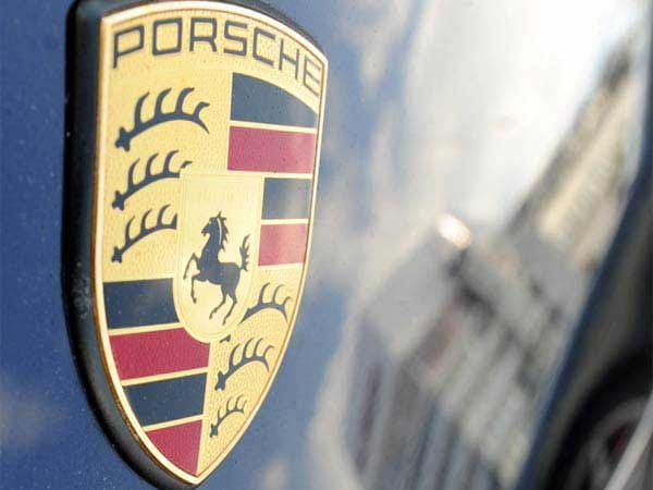 Der Zuffenhausener Sportwagenhersteller darf nicht fehlen: Porsche landet in diesem Jahr auf dem zehnten Platz der beliebtesten deutschen Firmen. Damit verliert das neue Mitglied in der großen VW-Markenfamilie drei Plätze im Vergleich zum Vorjahr. (Quelle: PricewaterhouseCoopers,