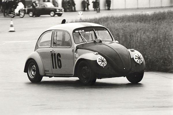 Mit einem VW Käfer fing alles an: Peter Sauber fuhr damit zuerst zur Arbeit und nahm dann an Klubrennen teil. Zunächst nur zum Spaß...