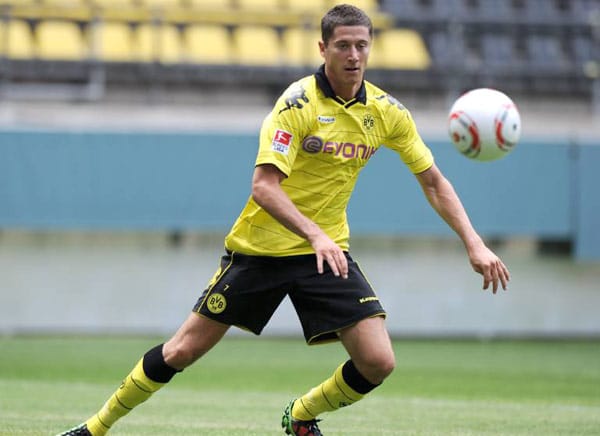 Für 4,5 Millionen Euro wechselt Stürmer Robert Lewandowski von Lech Posen zu Borussia Dortmund in die Bundesliga.