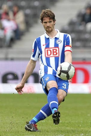 Abwehrspieler Arne Friedrich wechselt von Absteiger Hertha BSC zum VfL Wolfsburg (Ablöse: 2 Millionen Euro).