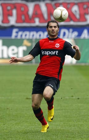 Stürmer Halil Altintop wechselt vom FC Schalke 04 (war bereits ausgeliehen) zu Eintracht Frankfurt (ablösefrei).