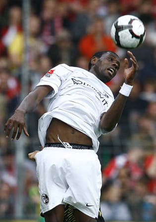 Stürmer Mohamadou Idrissou wechselt vom SC Freiburg zu Borussia Mönchengladbach (ablösefrei).