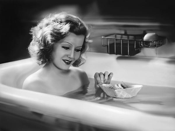 Heiße Hollywood-Babes in der Badewanne. (