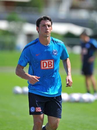Gojko Kacar wechselt vom Bundesliga-Absteiger Hertha BSC zum Erstligisten Hamburger SV. Die Ablöse liegt bei 5,5 Millionen Euro, der 23-jährige serbische Nationalspieler erhält einen Fünfjahresvertrag bei den Hanseaten.