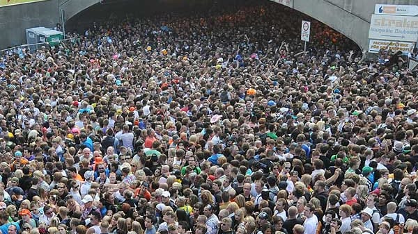 Beiderseits des Tunnels versuchen viele verzweifelt, der unkontrollierbaren Menschenmasse zu entgehen. (