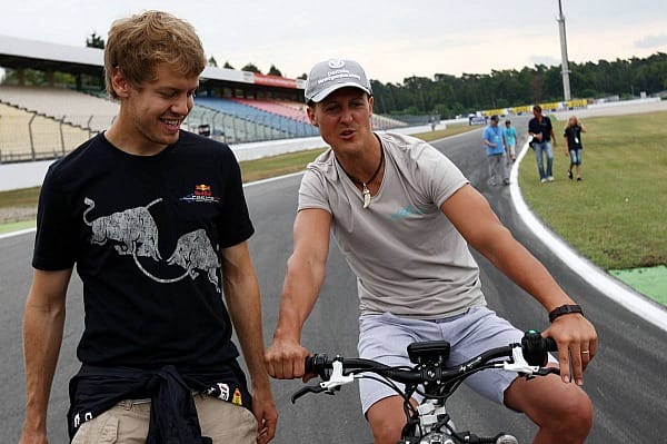 Ganz relaxt: Sebastian Vettel, frisch von seinem "Homerun" vor 120.000 Fans in Heppenheim, und sein Kumpel Michael Schumacher inspizierten die Strecke am Donnerstag gemeinsam. Schumacher (41), um 18 Jahre älter als sein möglicher Nachfolger, zog dafür sein Bike vor.