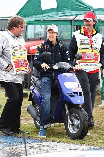 Sympathisch und bodenständig: Auf dem Weg ins Fahrerlager hat Sebastian Vettel immer noch genug Zeit, um ein bisschen zu quatschen. Seine Fans werden sich daran wohl ihr ganzes Leben lang erinnern können...