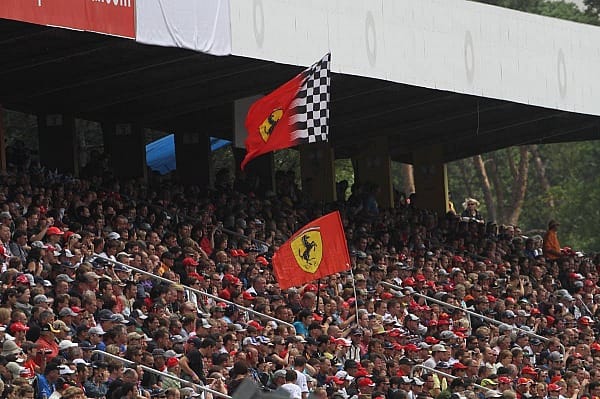 Ach ja, "Schumi" trägt neuerdings bekanntlich Silber - und schon werden die Ferrari-Flaggen im Motodrom weniger...