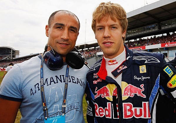 Boxer Arthur Abraham war als Gast von Red Bull eingeladen und durfte sogar mit Sebastian Vettel auf die Startaufstellung. Dort müssen allerdings 15 Sekunden vor Beginn der Aufwärmrunde auch die letzten Mechaniker verschwunden sein, sonst gibt's eine Strafe!