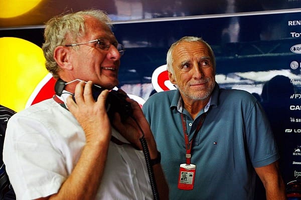 Seltener Gast bei den Grands Prix: Red-Bull-Konzernchef Dietrich Mateschitz (rechts) ließ sich von seinem Motorsportkonsulenten Helmut Marko erklären, warum Sebastian Vettel gegen die Ferraris nicht gewinnen konnte. Mateschitz ist vier Milliarden Euro schwer.