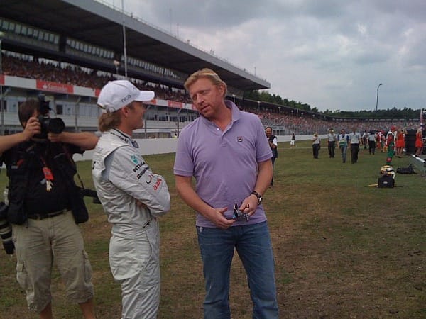 Nico Rosberg und Boris Becker, nur wenige Minuten vor dem Start. Boris zu Nico: "Ich bin beeindruckt, wie locker du noch bist!" Nico zu Boris: "So locker, wie ich wirke, bin ich gar nicht..."