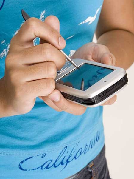 Kapazitiver oder resistiver Touchscreen? - Resistive Touchscreens kommen vor allem bei preisgünstigen Handys zum Einsatz. Hier muss der Nutzer einen gewissen Druck aufbringen, um das Handy zu bedienen. Die resistiven Touchscreens gelten als weniger präzise und werden oft oft mit einem Stift gesteuert. Kapazitive Touchscreens können nur mit dem Finger bedient werden, da sie auf winzige Ströme der menschlichen Haut reagieren - sie kommen unter anderem auch beim iPhone zum Einsatz. (