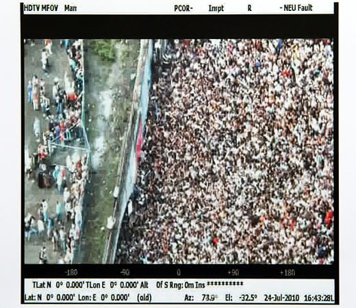 Loveparade: Ein Polizeibild dokumentiert die Zeit vor dem Ausbruch der Panik: Menschen drängen zur Treppe am Rand des Geländes. (