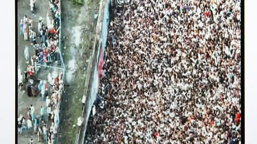 Loveparade: Ein Polizeibild dokumentiert die Zeit vor dem Ausbruch der Panik: Menschen drängen zur Treppe am Rand des Geländes. (