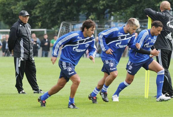 Jetzt weiß auch Raul warum Felix Magath "Quälix" genannt wird. Sprint-Training unter den strengen Augen des Cheftrainers. ( Jetzt weiß auch Raul warum Felix Magath "Quälix" genannt wird. Sprint-Training unter den strengen Augen des Cheftrainers. (
