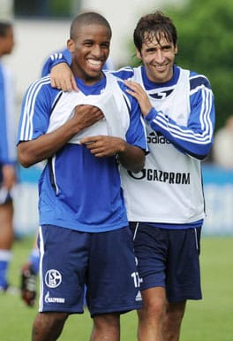 Training kann auch Spaß machen. Jefferson Farfan und Raul bestens gelaunt während einer Einheit. ( Training kann auch Spaß machen. Jefferson Farfan und Raul bestens gelaunt während einer Einheit. (