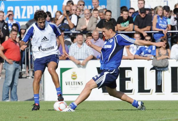 Auf den Ball steigen, Gegner ins Leere laufen lassen, Ball wegziehen, weiterlaufen: Raul zeigt dem jungen Verteidiger Kyriakos Papadopoulos was Erfahrung ist. ( Auf den Ball steigen, Gegner ins Leere laufen lassen, Ball wegziehen, weiterlaufen: Raul zeigt dem jungen Verteidiger Kyriakos Papadopoulos was Erfahrung ist. (