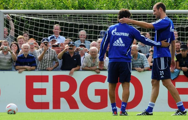 Hola! Man kennt sich. Christoph Metzelder begrüßt seinen neuen und alten Kollegen sehr herzlich auf dem Trainingsplatz. ( Hola! Man kennt sich. Christoph Metzelder begrüßt seinen neuen und alten Kollegen sehr herzlich auf dem Trainingsplatz. (