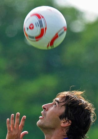 Ob mit dem Fuß oder mit dem Kopf: Der Ball ist sein Freund. (Foto:dpa) Ob mit dem Fuß oder mit dem Kopf: Der Ball ist sein Freund. (Foto:dpa)