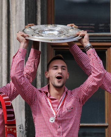 Als beim FC Bayern München im Frühjahr eine Vakanz auf der Linksverteidigerposition herrschte, schlug die Stunde von Diego Contento. Der 20-Jährige war fortan Stammspieler und durfte sich am Saisonende über den Double-Gewinn freuen. Auch in der Nationalelf ist die Idealbesetzung für links hinten noch offen. Eine Chance für den U-20-Nationalspieler? Als beim FC Bayern München im Frühjahr eine Vakanz auf der Linksverteidigerposition herrschte, schlug die Stunde von Diego Contento. Der 20-Jährige war fortan Stammspieler und durfte sich am Saisonende über den Double-Gewinn freuen. Auch in der Nationalelf ist die Idealbesetzung für links hinten noch offen. Eine Chance für den U-20-Nationalspieler?