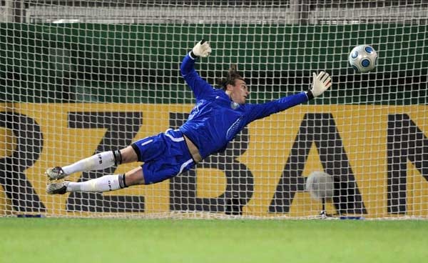 Tobias Sippel war Leistungsträger beim Bundesliga-Aufstieg des 1.FC Kaiserslautern. Der 22-jährige Keeper, der auch in der deutschen U-21-Auswahl das Tor hütet, gilt als großes Torwart-Talent. Der Lohn: Sippel durfte vor der WM bereits mit der Nationalmannschaft trainieren. Tobias Sippel war Leistungsträger beim Bundesliga-Aufstieg des 1.FC Kaiserslautern. Der 22-jährige Keeper, der auch in der deutschen U-21-Auswahl das Tor hütet, gilt als großes Torwart-Talent. Der Lohn: Sippel durfte vor der WM bereits mit der Nationalmannschaft trainieren.