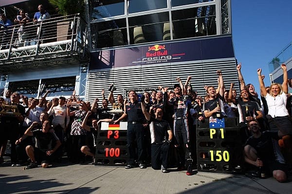 Die österreichische Mannschaft von Energy-Drink-König Dietrich Mateschitz hatte viel Freude im Grand Prix von Ungarn. Sieg im 100. Rennen der Teamgeschichte, Mark Webber feierte den jüngsten Erfolg ausgerechnet zu seinem 150. Formel-1-Jubiläum. Nur einer stand etwas am Rand...