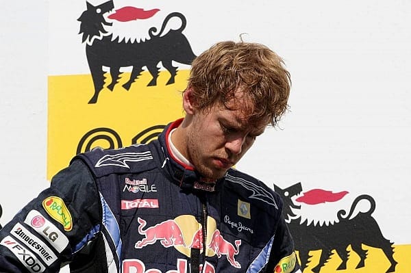 Sebastian Vettel hatte keinen Grund für eine große Party. Der Heppenheimer war als klarer Siegfavorit ins Rennen gegangen, hatte die Szene über viele Runden eindeutig dominiert. Dann aber leistete sich der deutsche Youngster einen Fehler: Er ließ hinter dem Safety-Car zu viel Platz auf seinen Vordermann. Nach der fälligen Durchfahrtsstrafe wurde Vettel nur noch Dritter. "Das hätte eine Spazierfahrt zum Sieg werden können", sagt der Hesse anschließend enttäuscht.