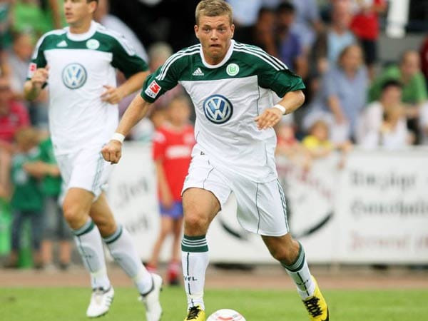 Bereits als 17-Jähriger debütierte Alexander Esswein im Profifußball, damals noch im Trikot des 1.FC Kaiserslautern. Mittlerweile läuft der Stürmer für den VfL Wolfsburg auf, für den er in den letzten beiden Jahren zu acht Einsätzen in der Bundesliga kam. In seiner dritten Saison bei den Wölfen will Esswein nun den nächsten Schritt machen und sich einen Stammplatz beim VW-Klub sichern. Bereits als 17-Jähriger debütierte Alexander Esswein im Profifußball, damals noch im Trikot des 1.FC Kaiserslautern. Mittlerweile läuft der Stürmer für den VfL Wolfsburg auf, für den er in den letzten beiden Jahren zu acht Einsätzen in der Bundesliga kam. In seiner dritten Saison bei den Wölfen will Esswein nun den nächsten Schritt machen und sich einen Stammplatz beim VW-Klub sichern.