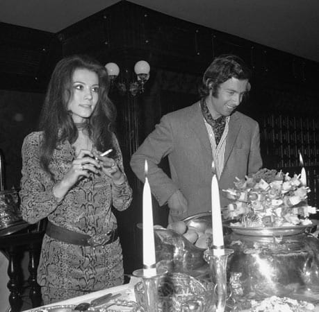 1970 zeigt sich die Schauspielerin an der Seite von Regisseur Willi Bogner - sie feierten die Premiere des gemeinsam produzierten Films "Stehaufmännchen" - Berben spielte die Hauptrolle. (