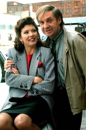 Die wilden 1980er Jahre: Berben 1984 an der Seite von Star-Schauspieler Harald Juhnke in "Sigi, der Straßenfeger". Auch mit fescher 1980er-Garderobe ist die Schauspielerin hübsch anzusehen. (