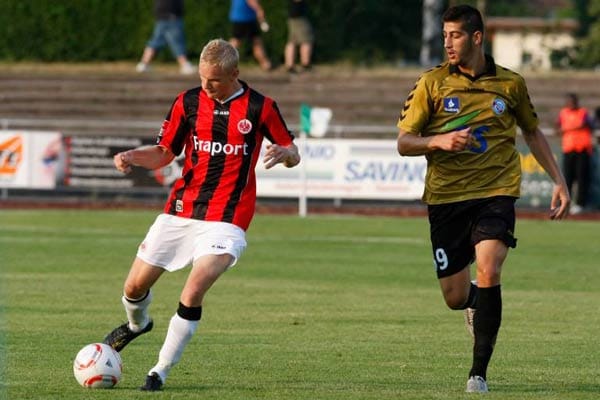 Den Wechsel des erst 19-jährigen Sebastian Rode (li.) ließ sich Eintracht Frankfurt 250.000 Euro kosten. Geld, das gut angelegt erscheint: Der Youngster, der vom Frankfurter Erzrivalen Kickers Offenbach kam, ist nach der Vorbereitung dicht an einem Stammplatz dran. Den Wechsel des erst 19-jährigen Sebastian Rode (li.) ließ sich Eintracht Frankfurt 250.000 Euro kosten. Geld, das gut angelegt erscheint: Der Youngster, der vom Frankfurter Erzrivalen Kickers Offenbach kam, ist nach der Vorbereitung dicht an einem Stammplatz dran.