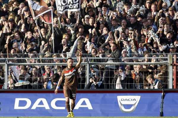 Deniz Naki liebt große Gesten. Der 21-Jährige war in der letzten Saison Leistungsträger beim Bundesliga-Aufstieg des FC St. Pauli. In 30 Spielen erzielte der wieselflinke U-21-Nationalspiler sieben Tore. Der Deutsch-Türke will nun auch in der Bundesliga für Furore sorgen. Deniz Naki liebt große Gesten. Der 21-Jährige war in der letzten Saison Leistungsträger beim Bundesliga-Aufstieg des FC St. Pauli. In 30 Spielen erzielte der wieselflinke U-21-Nationalspiler sieben Tore. Der Deutsch-Türke will nun auch in der Bundesliga für Furore sorgen.