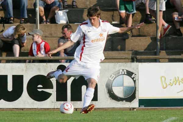 Stefan Bell hat noch keinen Profi-Einsatz beim FSV Mainz 05 vorzuweisen, doch trotzdem wäre er im Sommer fast bei Inter Mailand gelandet. Der Champions-League-Sieger hatte massiv um den 18-Jährigen gebuhlt, doch Bell hatte sich nach Rücksprache mit Trainer Thomas Tuchel für einen Verbleib am Bruchweg entschieden. Mit seinem Profi-Debüt dürfte es für Bell nun nicht mehr lange dauern. Stefan Bell hat noch keinen Profi-Einsatz beim FSV Mainz 05 vorzuweisen, doch trotzdem wäre er im Sommer fast bei Inter Mailand gelandet. Der Champions-League-Sieger hatte massiv um den 18-Jährigen gebuhlt, doch Bell hatte sich nach Rücksprache mit Trainer Thomas Tuchel für einen Verbleib am Bruchweg entschieden. Mit seinem Profi-Debüt dürfte es für Bell nun nicht mehr lange dauern.