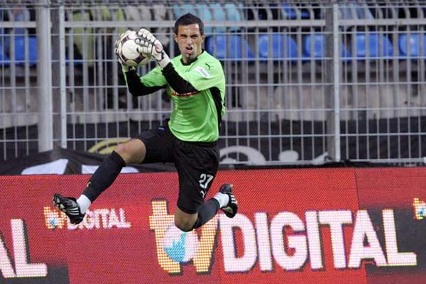 In der zweiten Liga hatte er noch großen Anteil am Aufstieg der TSG 1899 Hoffenheim, mittlerweile ist er nur noch die Nummer Vier im Tor der Kraichgauer: Ramazan Özcan. ( In der zweiten Liga hatte er noch großen Anteil am Aufstieg der TSG 1899 Hoffenheim, mittlerweile ist er nur noch die Nummer Vier im Tor der Kraichgauer: Ramazan Özcan. (