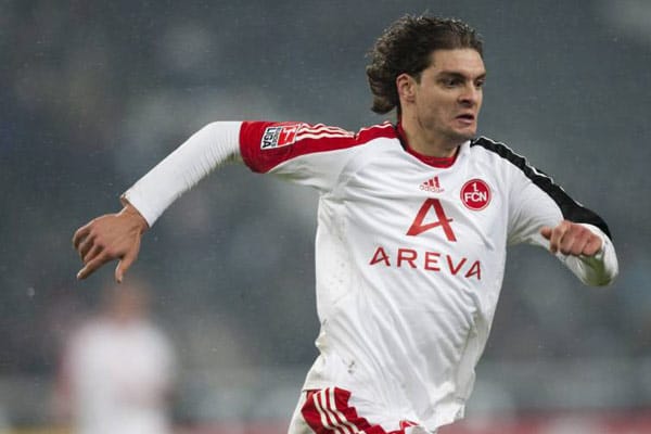 Beim 1. FC Nürnberg ist er ausgemustert und trainiert mit der zweiten Mannschaft: Angelos Charisteas wird momentan mit dem Ligue-1-Aufsteiger AC Arles-Avignon in Verbindung gebracht. ( Beim 1. FC Nürnberg ist er ausgemustert und trainiert mit der zweiten Mannschaft: Angelos Charisteas wird momentan mit dem Ligue-1-Aufsteiger AC Arles-Avignon in Verbindung gebracht. (