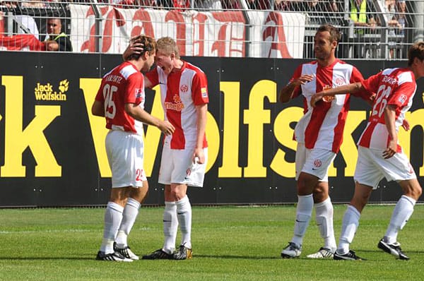 Andreas Ivanschitz (li.) und André Schürrle von Mainz 05 beglückwünschen sich gegenseitig zu einem Treffer. In der nächsten Saison sind sie Kontrahenten auf der linken offensiven Außenbahn. ( Andreas Ivanschitz (li.) und André Schürrle von Mainz 05 beglückwünschen sich gegenseitig zu einem Treffer. In der nächsten Saison sind sie Kontrahenten auf der linken offensiven Außenbahn. (