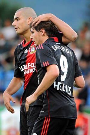 Eren Derdiyok (li.) und Patrick Helmes von Bayer Leverkusen verstehen sich offensichtlich gut. Die beiden kämpfen um ihren Platz im Sturm neben Stefan Kießling. Nach einer hervorragenden Vorbereitung und seinem Tor im Nationaltrikot dürfte Helmes momentan die Nase leicht vorne haben. ( Eren Derdiyok (li.) und Patrick Helmes von Bayer Leverkusen verstehen sich offensichtlich gut. Die beiden kämpfen um ihren Platz im Sturm neben Stefan Kießling. Nach einer hervorragenden Vorbereitung und seinem Tor im Nationaltrikot dürfte Helmes momentan die Nase leicht vorne haben. (