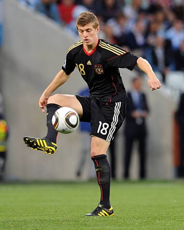 Was wird aus Toni Kroos? Der 20-Jährige hofft nach seiner Rückkehr zu den Bayern auf einen Stammplatz. Doch mit Thomas Müller, Arjen Robben und Franck Ribéry trifft er auf namhafte Konkurrenz in der Kreativabteilung des FCB. Und nach der Verletzung von Robben spielt plötzlich auch noch Ivica Olic im Mittelfeld. Es wird eng für den Youngster. ( Was wird aus Toni Kroos? Der 20-Jährige hofft nach seiner Rückkehr zu den Bayern auf einen Stammplatz. Doch mit Thomas Müller, Arjen Robben und Franck Ribéry trifft er auf namhafte Konkurrenz in der Kreativabteilung des FCB. Und nach der Verletzung von Robben spielt plötzlich auch noch Ivica Olic im Mittelfeld. Es wird eng für den Youngster. (