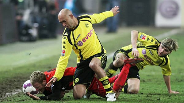 Dede (Mitte) und Marcel Schmelzer (re.) bekämpfen zu zweit den Frankfurter Patrick Ochs. Dass die beiden Dortmunder in der nächsten Spielzeit zusammen auf dem Platz stehen werden, ist allerdings eher unwahrscheinlich. Ihre Stammposition ist der linke Außenverteidiger, und den gibt es auf dem Spielfeld für gewöhnlich nur einmal. Dedes Verletzungspech ist jetzt Schmelzers Glück. ( Dede (Mitte) und Marcel Schmelzer (re.) bekämpfen zu zweit den Frankfurter Patrick Ochs. Dass die beiden Dortmunder in der nächsten Spielzeit zusammen auf dem Platz stehen werden, ist allerdings eher unwahrscheinlich. Ihre Stammposition ist der linke Außenverteidiger, und den gibt es auf dem Spielfeld für gewöhnlich nur einmal. Dedes Verletzungspech ist jetzt Schmelzers Glück. (
